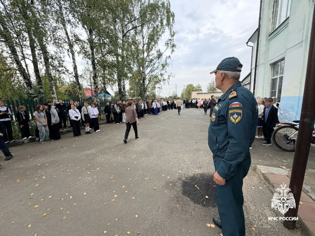 Сотрудники МЧС России проводят в школах Костромской области «Уроки безопасности» и учебные эвакуации Сотрудники МЧС России проводят в школах Костромской области «Уроки безопасности» и учебные эвакуации