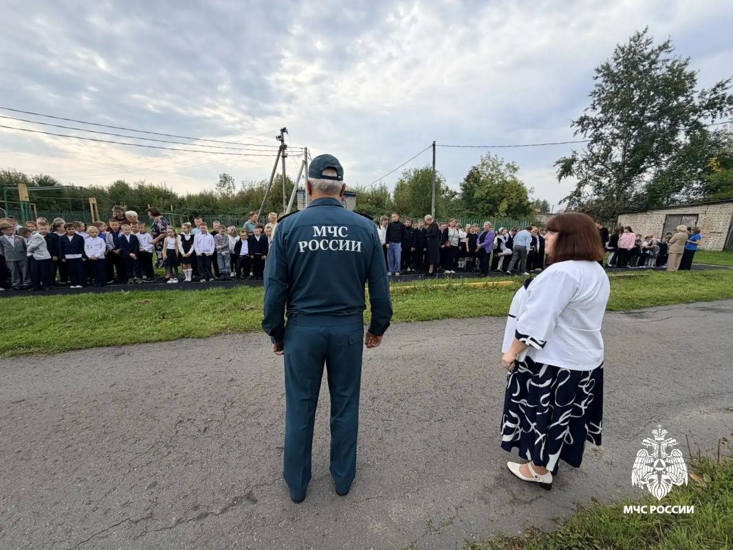 Сотрудники МЧС России проводят в школах Костромской области «Уроки безопасности» и учебные эвакуации Сотрудники МЧС России проводят в школах Костромской области «Уроки безопасности» и учебные эвакуации