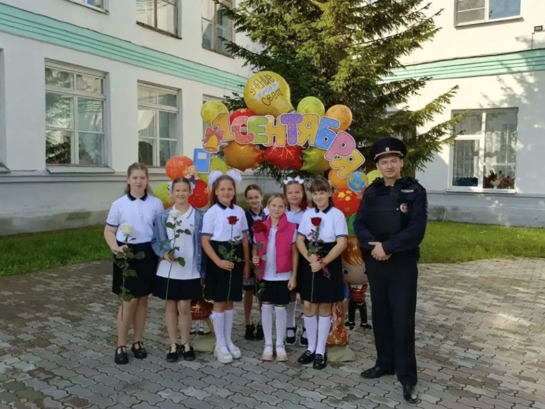 Школа начинается с безопасности: автополицейские проводят профилактические встречи со школьниками Школа начинается с безопасности: автополицейские проводят профилактические встречи со школьниками