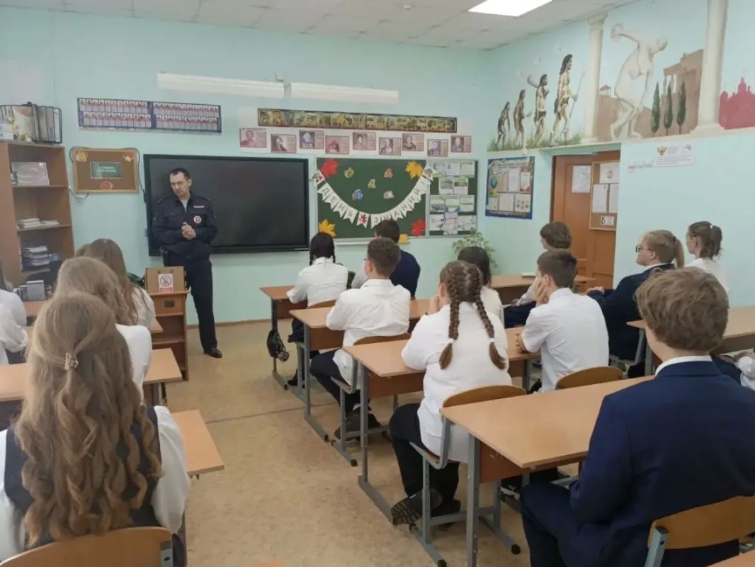 Школа начинается с безопасности: автополицейские проводят профилактические встречи со школьниками Школа начинается с безопасности: автополицейские проводят профилактические встречи со школьниками