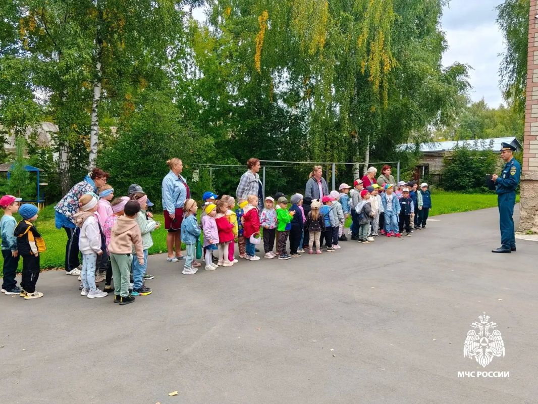 Сотрудники МЧС России проводят в школах Костромской области «Уроки безопасности» и учебные эвакуации Сотрудники МЧС России проводят в школах Костромской области «Уроки безопасности» и учебные эвакуации