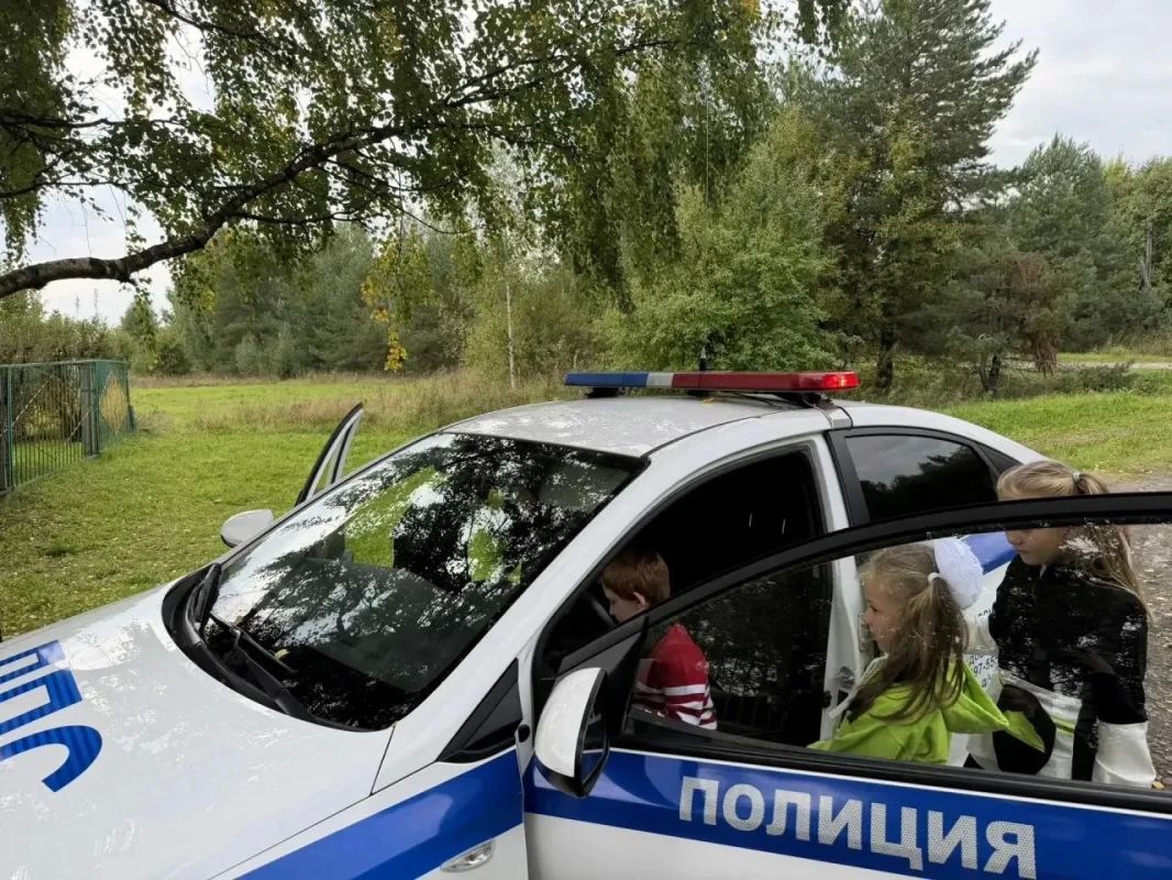 В Костромской области сотрудники полиции поздравили с Днём знаний воспитанников подшефных реабилитационных центров и семьи в трудной жизненной ситуации В Костромской области сотрудники полиции поздравили с Днём знаний воспитанников подшефных реабилитационных центров и семьи в трудной жизненной ситуации