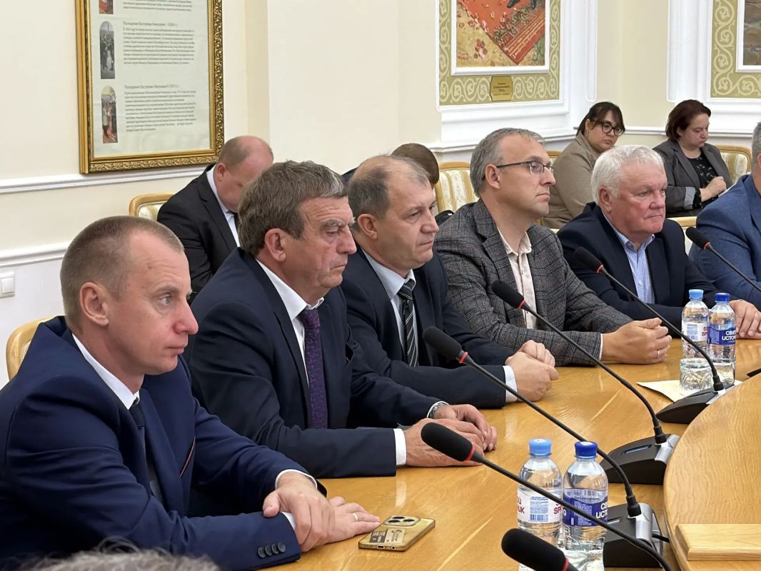 Губернатор Костромской области Сергей Ситников и министр строительства и ЖКХ России Ирек Файзуллин вручили ведомственные награды работникам строительной отрасли Губернатор Костромской области Сергей Ситников и министр строительства и ЖКХ России Ирек Файзуллин вручили ведомственные награды работникам строительной отрасли