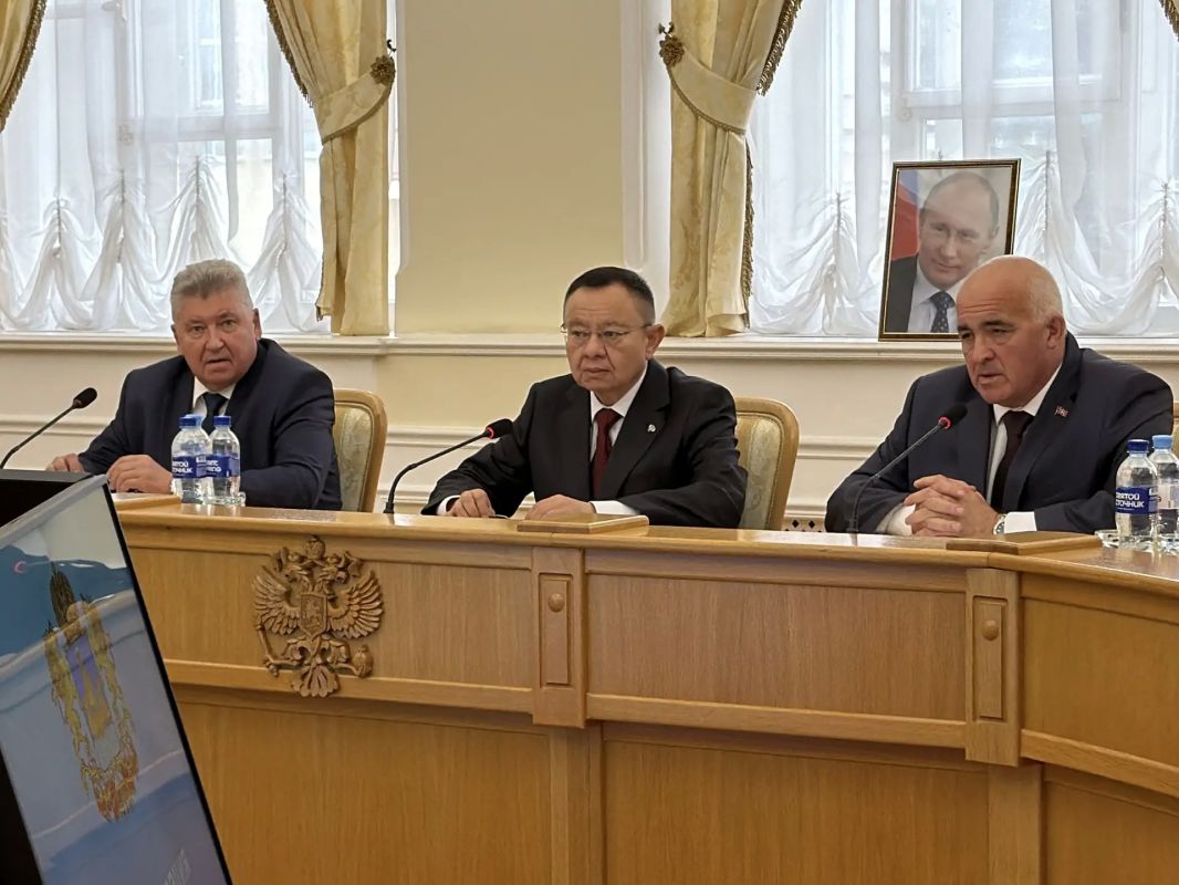 Губернатор Костромской области Сергей Ситников и министр строительства и ЖКХ России Ирек Файзуллин вручили ведомственные награды работникам строительной отрасли Губернатор Костромской области Сергей Ситников и министр строительства и ЖКХ России Ирек Файзуллин вручили ведомственные награды работникам строительной отрасли