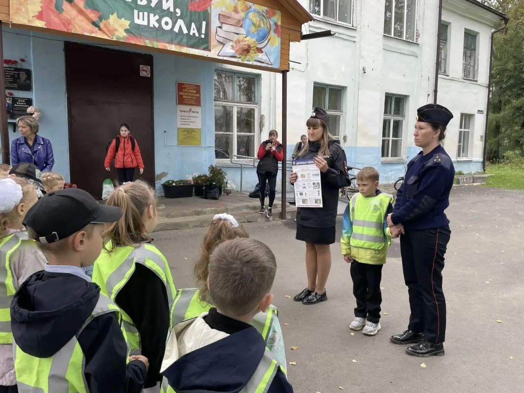Автоинспекторы продолжают проводить познавательные мероприятия для школьников Автоинспекторы продолжают проводить познавательные мероприятия для школьников