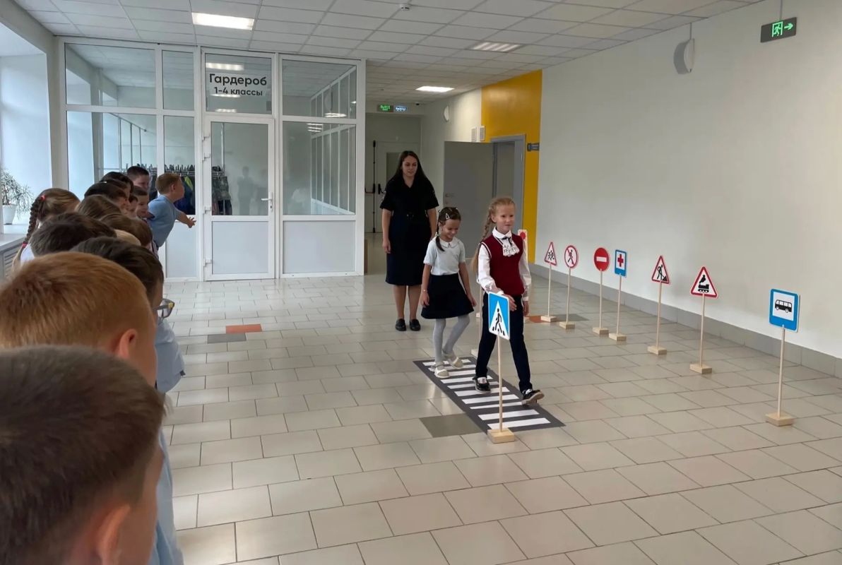Автоинспекторы продолжают проводить познавательные мероприятия для школьников Автоинспекторы продолжают проводить познавательные мероприятия для школьников