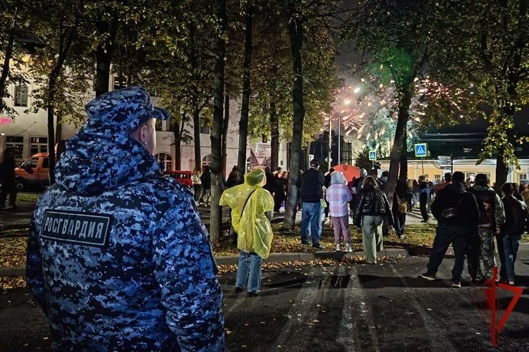 Фестиваль фейерверков прошёл под надёжной защитой костромских росгвардейцев Фестиваль фейерверков прошёл под надёжной защитой костромских росгвардейцев