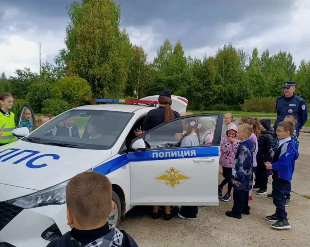 Автоинспекторы продолжают проводить познавательные мероприятия для школьников Автоинспекторы продолжают проводить познавательные мероприятия для школьников