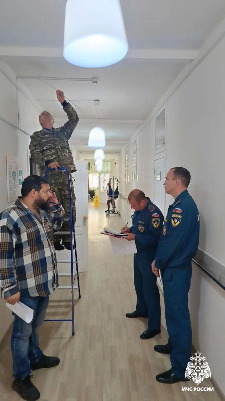 Инспекторы госпожнадзора и эксперты Испытательной пожарной лаборатории проводят проверочные мероприятия на пансионат для пожилых людей и инвалидов, расположенный в д. Шахово Судиславского округа Инспекторы госпожнадзора и эксперты Испытательной пожарной лаборатории проводят проверочные мероприятия на пансионат для пожилых людей и инвалидов, расположенный в д. Шахово Судиславского округа