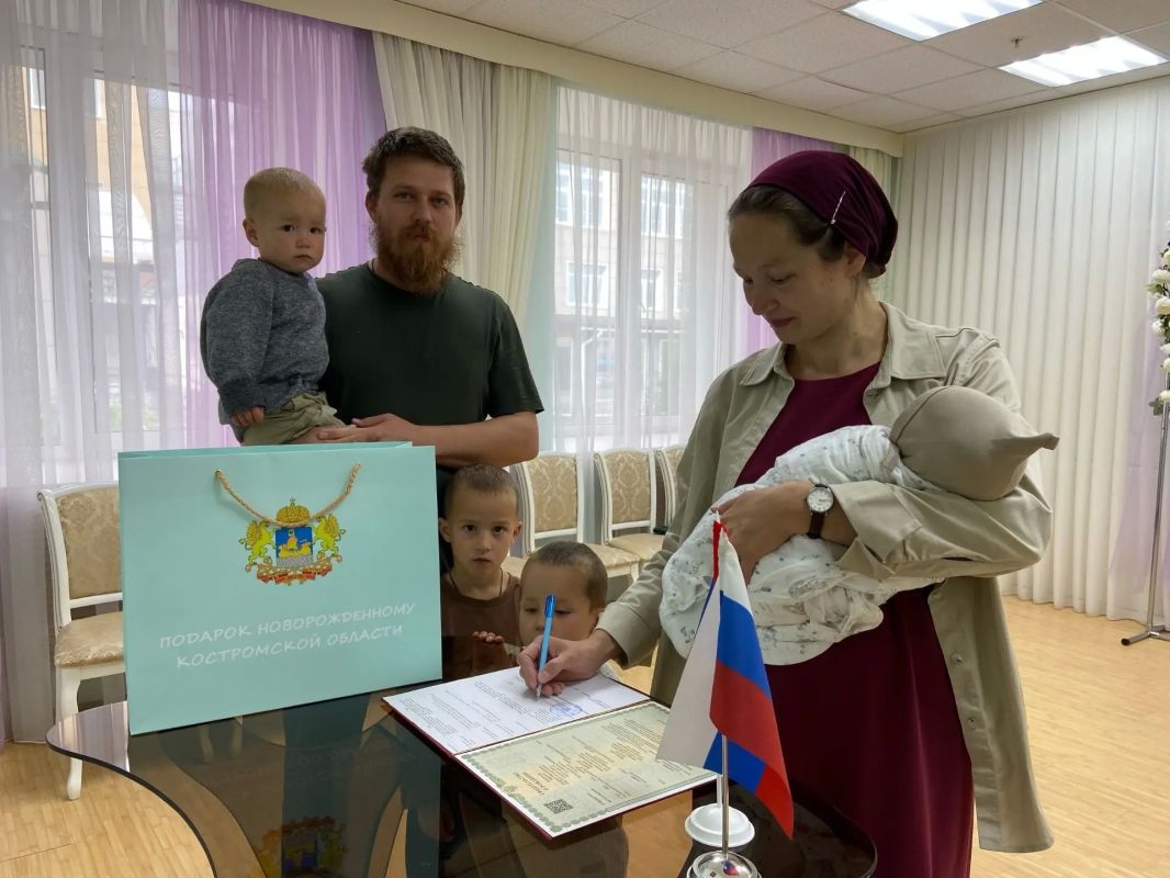В КОСТРОМСКОЙ СЕМЬЕ РОДИЛСЯ ВОСЬМОЙ РЕБЕНОК В КОСТРОМСКОЙ СЕМЬЕ РОДИЛСЯ ВОСЬМОЙ РЕБЕНОК
