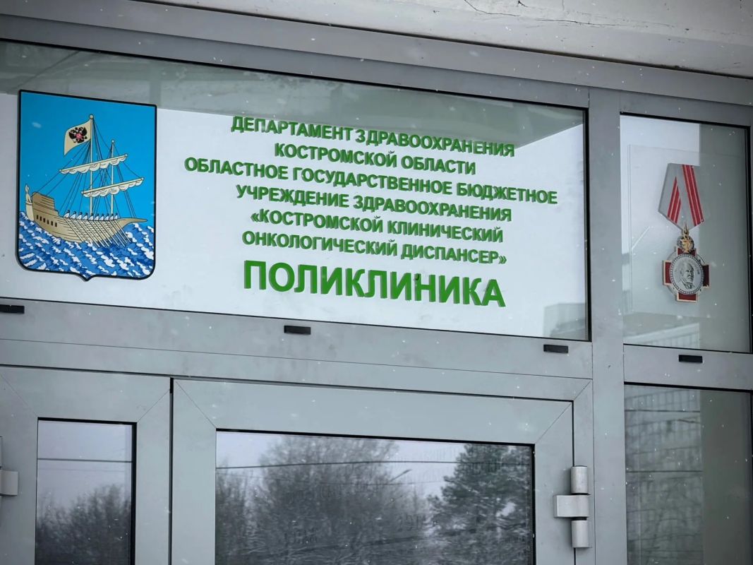 Главный онколог Костромской области Владимир Унгурян представил Сергею Ситникову и Алексею Анохину свою книгу о лечении метастазов печени, в том числе с использованием уникального метода изолированной химиоперфузии Главный онколог Костромской области Владимир Унгурян представил Сергею Ситникову и Алексею Анохину свою книгу о лечении метастазов печени, в том числе с использованием уникального метода изолированной химиоперфузии