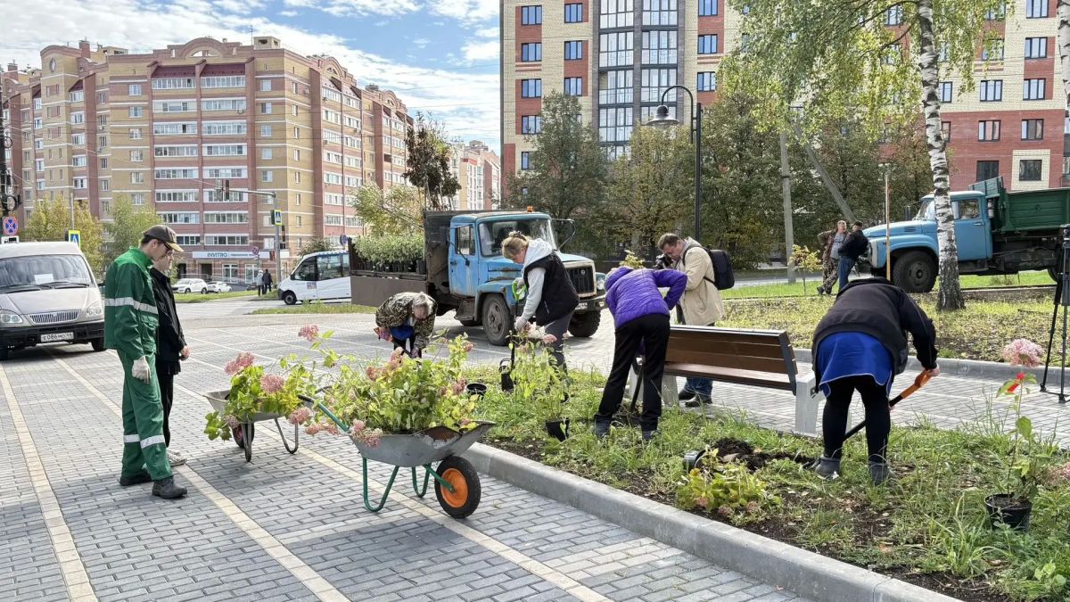Олег Болоховец: Сегодня приступили к озеленению обновленного сквера «Юбилейный» Олег Болоховец: Сегодня приступили к озеленению обновленного сквера «Юбилейный»