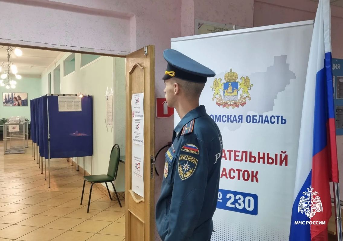 Сотрудники МЧС России дежурят в местах проведения выборов Сотрудники МЧС России дежурят в местах проведения выборов