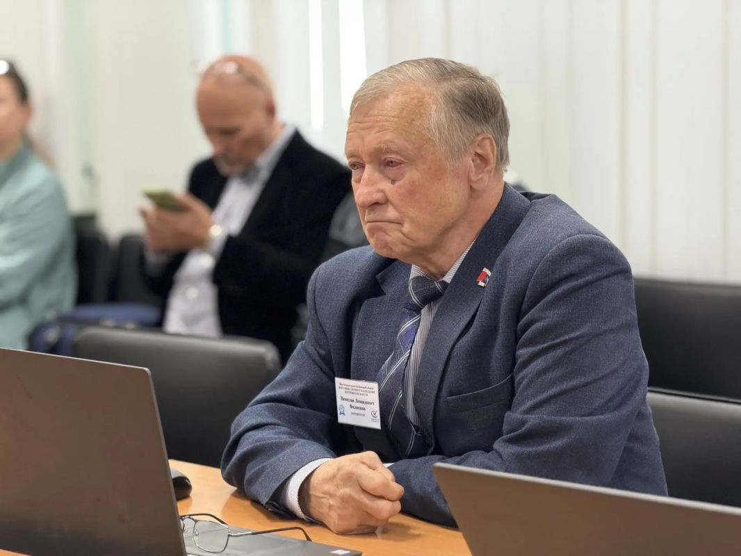 Сергей Ситников поблагодарил общественников за качественную организацию контроля за ходом голосования Сергей Ситников поблагодарил общественников за качественную организацию контроля за ходом голосования