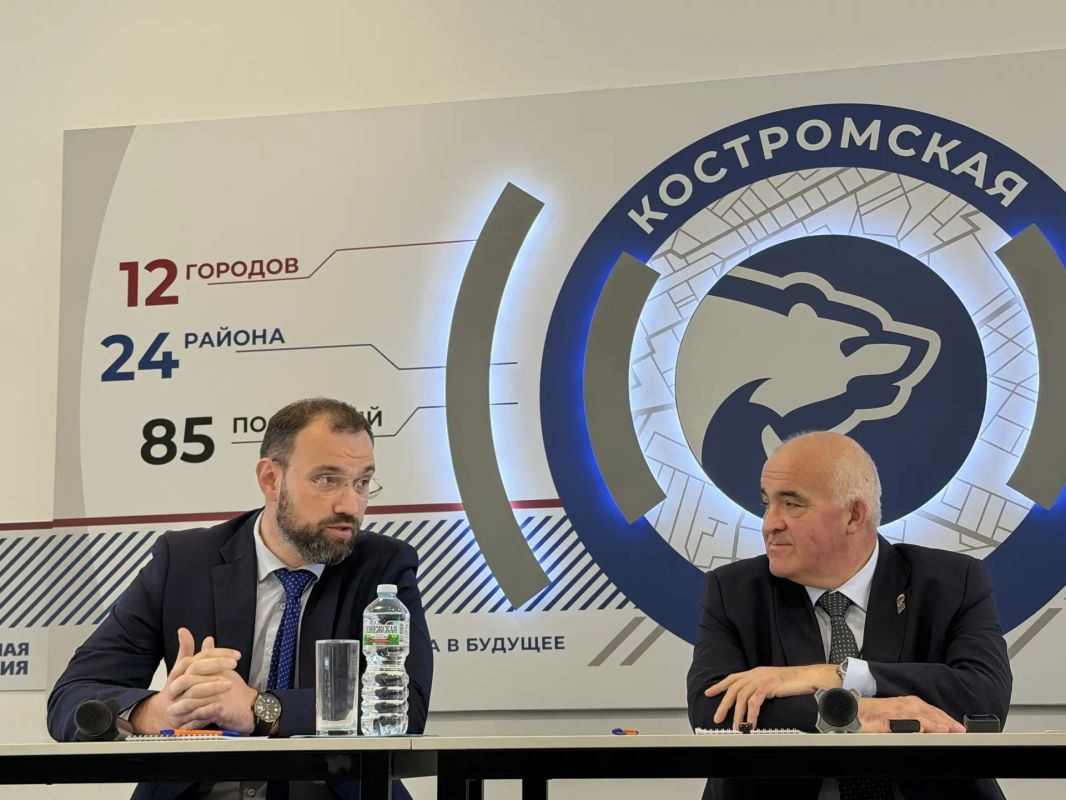 На встрече с партийцами Сергей Ситников поблагодарил главного онколога Костромской области Владимира Унгуряна за высокий профессионализм и вклад в развитие здравоохранения