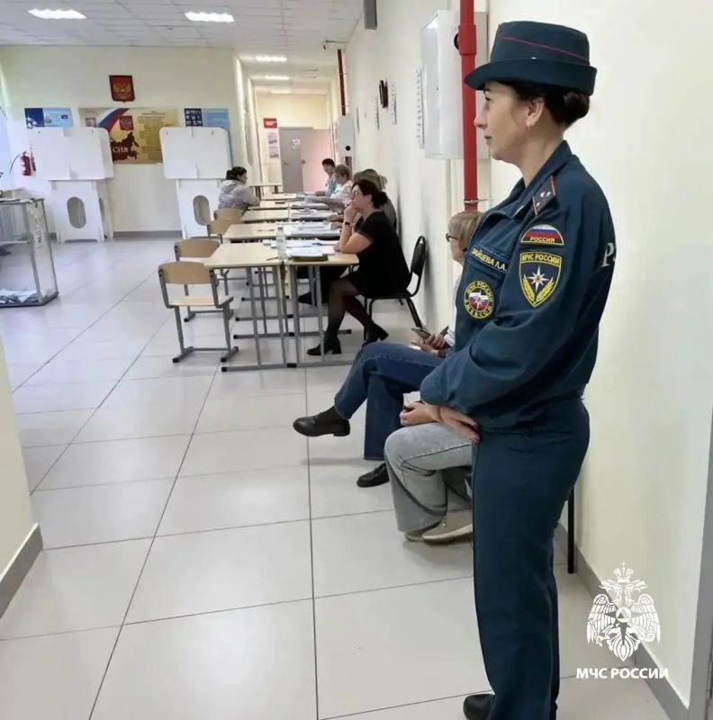 Выборы без происшествий: сотрудники МЧС России дежурили в местах голосования Выборы без происшествий: сотрудники МЧС России дежурили в местах голосования