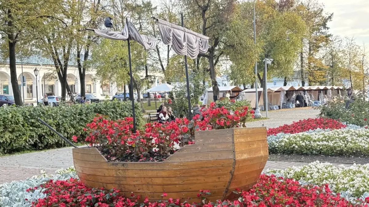 Сергей Ситников вручил благодарность начальнику участка по цветоводству предприятия «Чистый город» Ларисе Воробьёвой Сергей Ситников вручил благодарность начальнику участка по цветоводству предприятия «Чистый город» Ларисе Воробьёвой