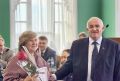 Сергей Ситников вручил благодарность начальнику участка по цветоводству предприятия «Чистый город» Ларисе Воробьёвой