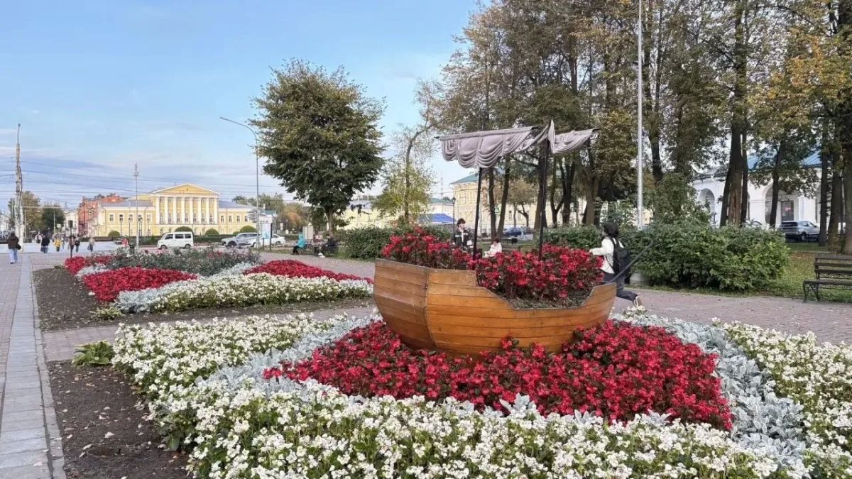 Главная «цветочница» Костромы Лариса Воробьева получила награду от губернатора Главная «цветочница» Костромы Лариса Воробьева получила награду от губернатора