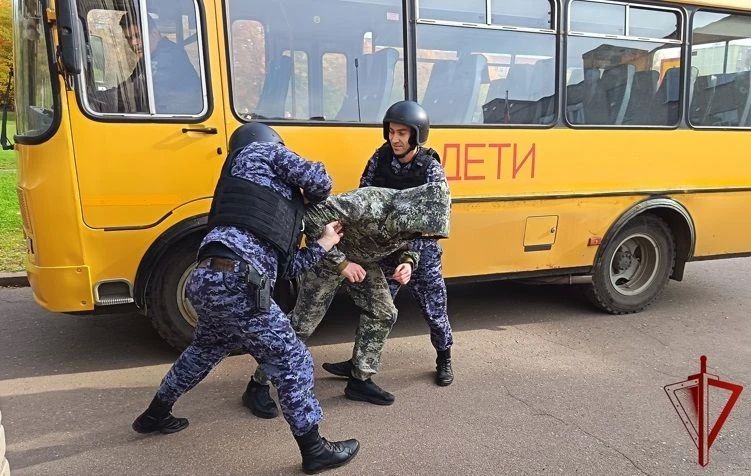 Росгвардия взяла под охрану школьные автобусы в Костромской области Росгвардия взяла под охрану школьные автобусы в Костромской области