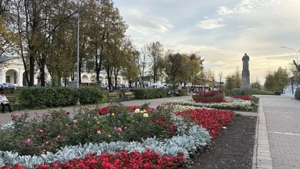 Главная «цветочница» Костромы Лариса Воробьева получила награду от губернатора Главная «цветочница» Костромы Лариса Воробьева получила награду от губернатора