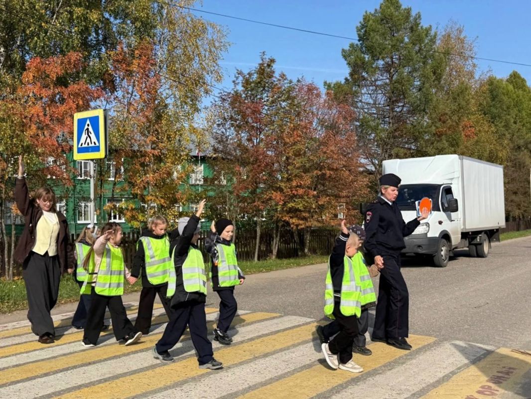 Автоинспекторы Костромской области присоединились к проведению мероприятий в рамках Единого дня БДД Автоинспекторы Костромской области присоединились к проведению мероприятий в рамках Единого дня БДД
