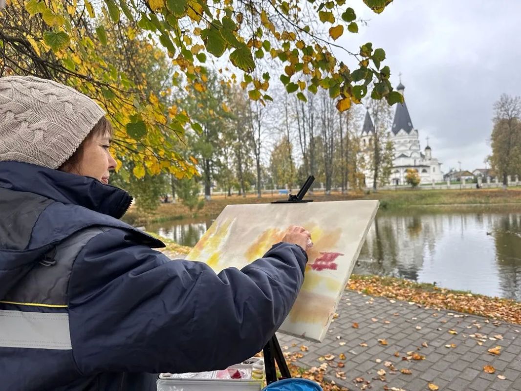 Третий год подряд Красное-на-Волге превращается в настоящую точку притяжения для сильнейших художников страны: 26 сентября здесь стартовал Всероссийский пленэр «Красное золото» Третий год подряд Красное-на-Волге превращается в настоящую точку притяжения для сильнейших художников страны: 26 сентября здесь стартовал Всероссийский пленэр «Красное золото»