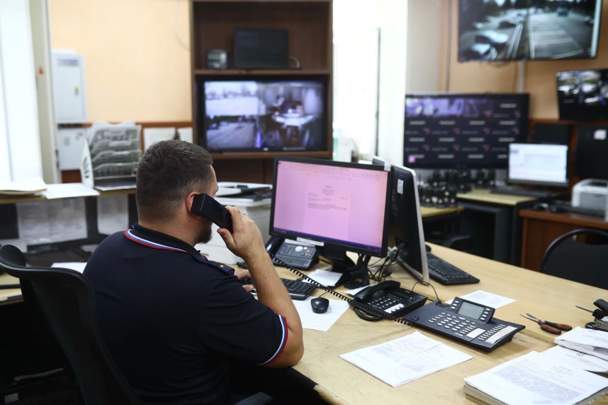Полицейские МО МВД России «Островский» отговорили местную жительницу от передачи сбережений мошенникам