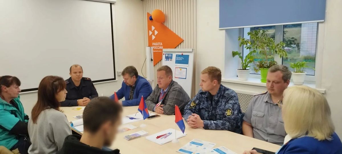 Сотрудники полиции провели профилактические беседы с поднадзорными лицами Сотрудники полиции провели профилактические беседы с поднадзорными лицами