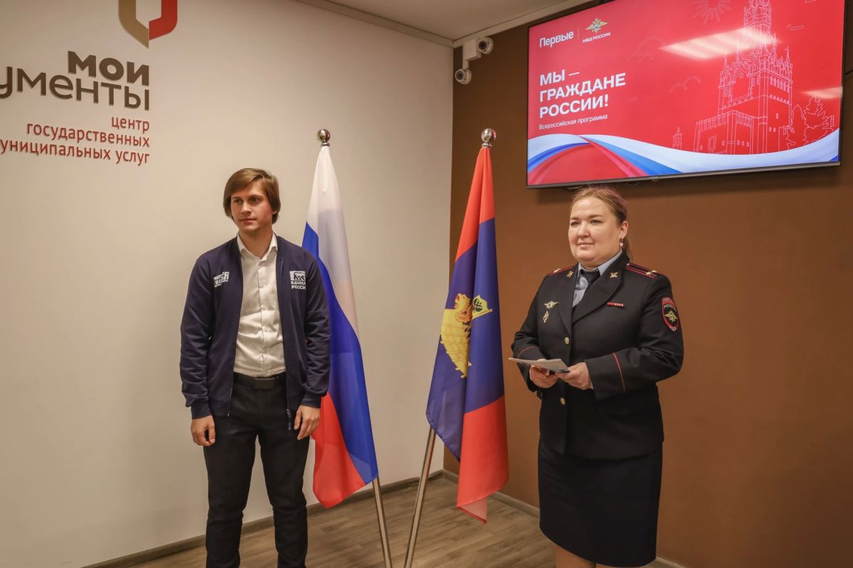 В Костроме сотрудники полиции вручили первые паспорта юным активистам В Костроме сотрудники полиции вручили первые паспорта юным активистам