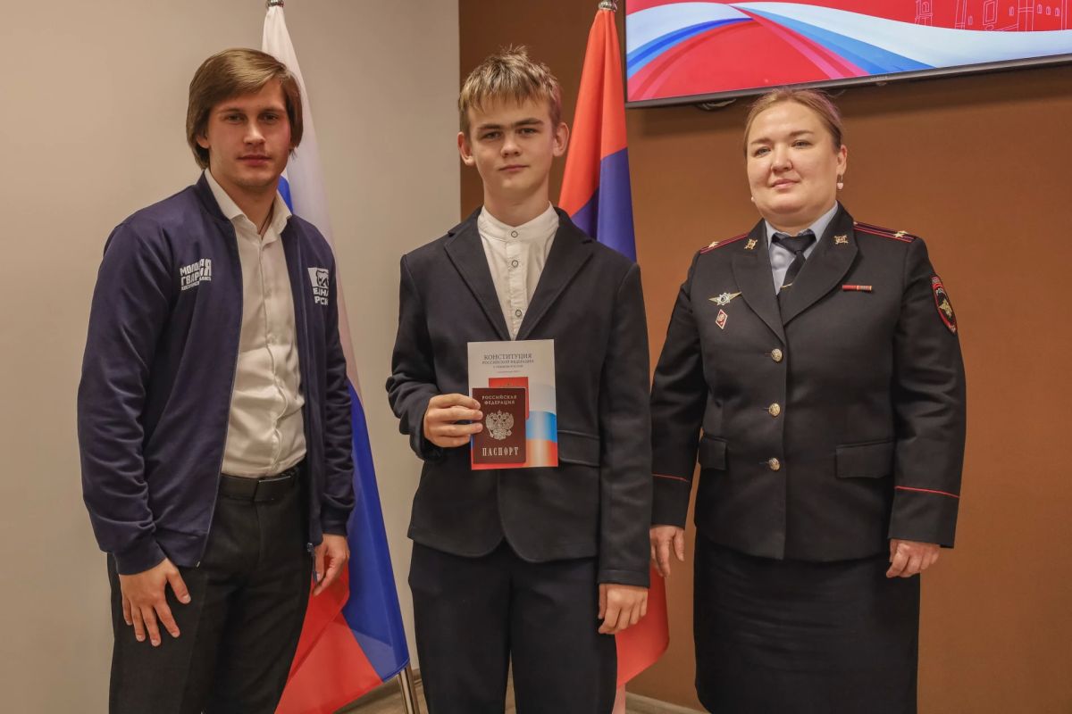 В Костроме сотрудники полиции вручили первые паспорта юным активистам В Костроме сотрудники полиции вручили первые паспорта юным активистам