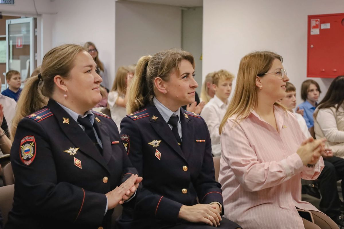 В Костроме сотрудники полиции вручили первые паспорта юным активистам В Костроме сотрудники полиции вручили первые паспорта юным активистам