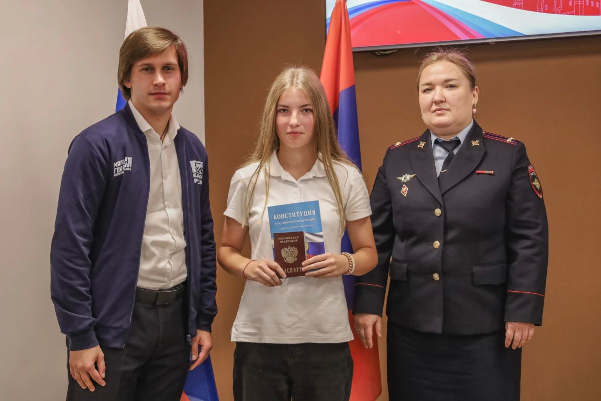 В Костроме сотрудники полиции вручили первые паспорта юным активистам В Костроме сотрудники полиции вручили первые паспорта юным активистам