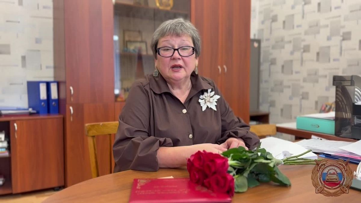 #ПолицейскийУчителю: Главный государственный инспектор БДД Костромской области поздравил педагогов родной школы в День учителя