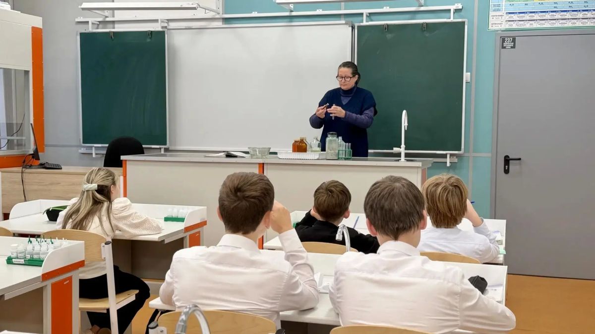 Двери этой школы закрываются только после 9 вечера Двери этой школы закрываются только после 9 вечера