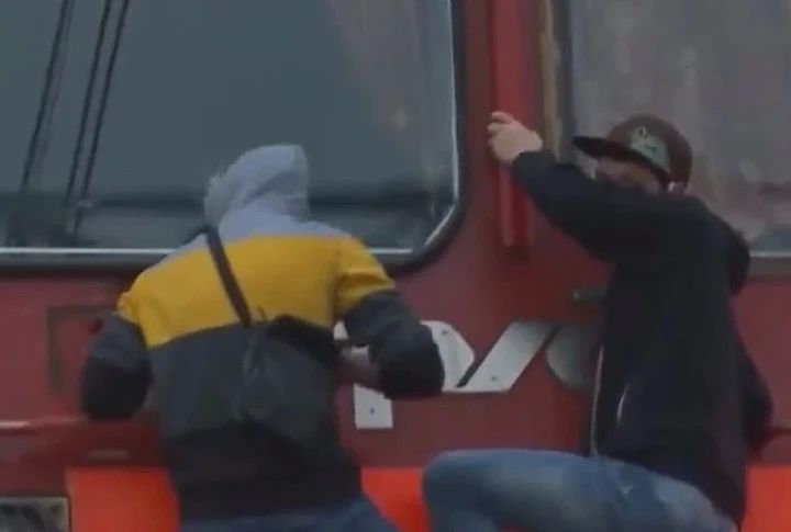 14-ЛЕТНЕГО ЗАЦЕПЕРА ПОЙМАЛИ НА ЖЕЛЕЗНОЙ ДОРОГЕ В КОСТРОМЕ