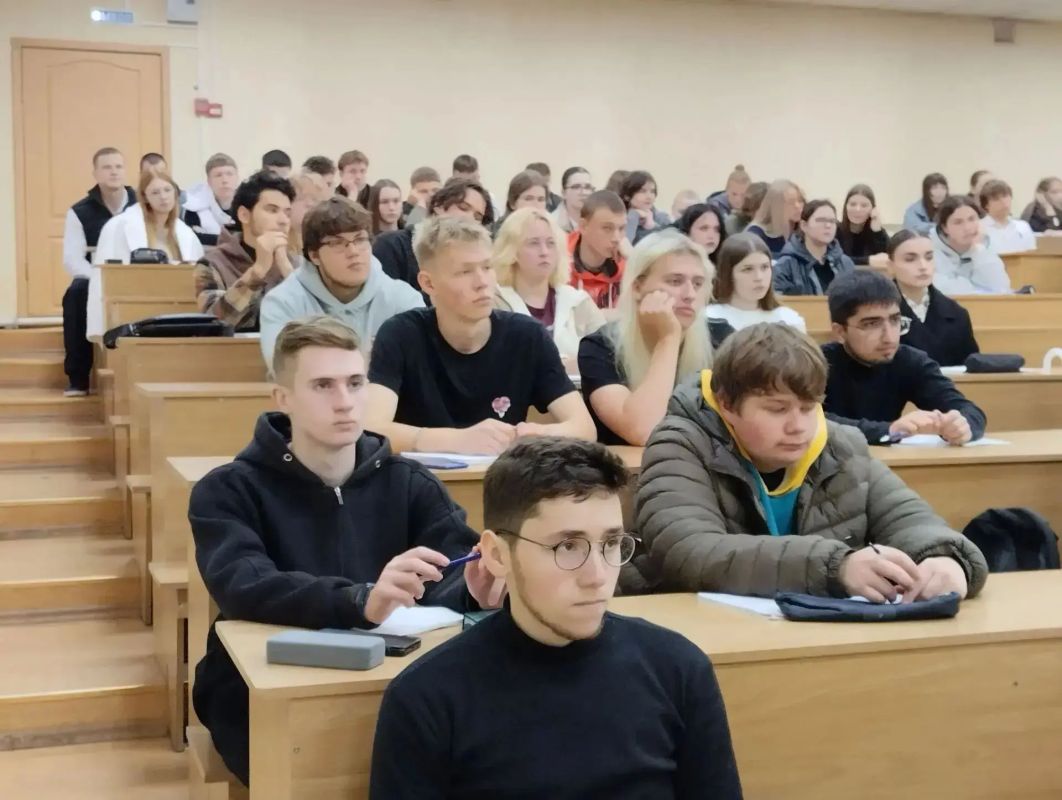 Автоинспекторы Костромы провели профилактическую встречу со студентами КГУ Автоинспекторы Костромы провели профилактическую встречу со студентами КГУ