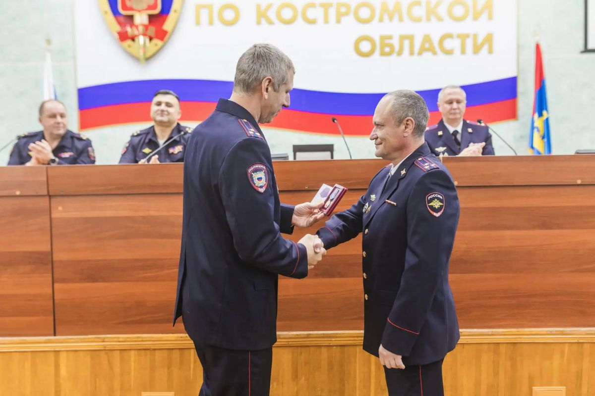 В Костроме руководство регионального Управления МВД России поздравило с днем образования службы сотрудников штабных подразделений В Костроме руководство регионального Управления МВД России поздравило с днем образования службы сотрудников штабных подразделений