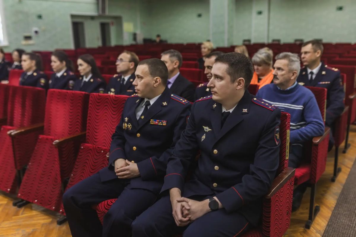 В Костроме руководство регионального Управления МВД России поздравило с днем образования службы сотрудников штабных подразделений В Костроме руководство регионального Управления МВД России поздравило с днем образования службы сотрудников штабных подразделений