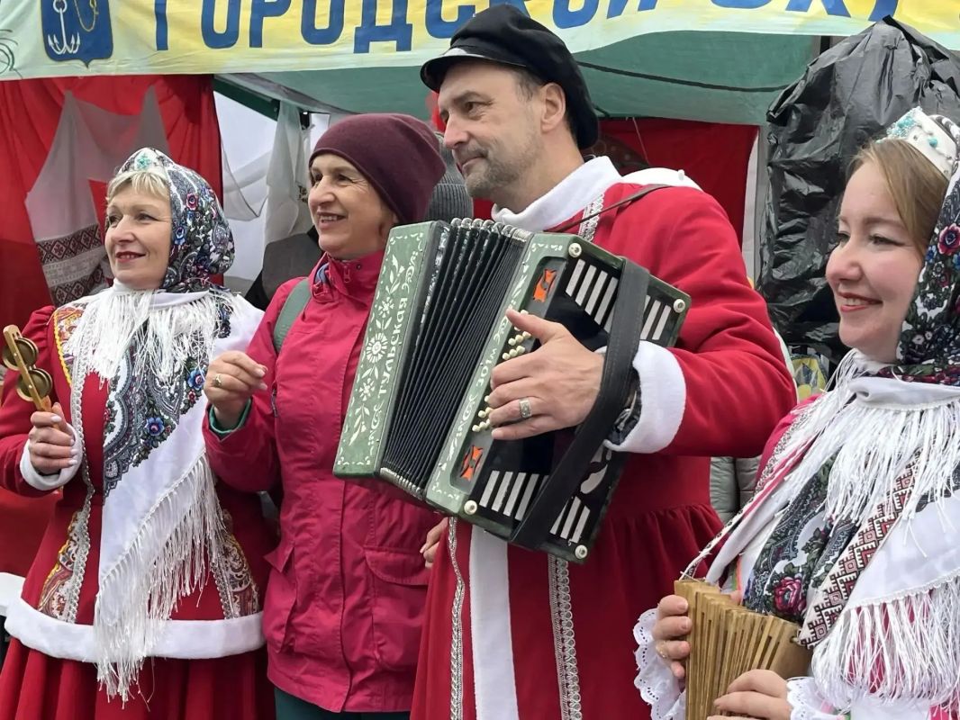 Под гармонь, с частушками Под гармонь, с частушками