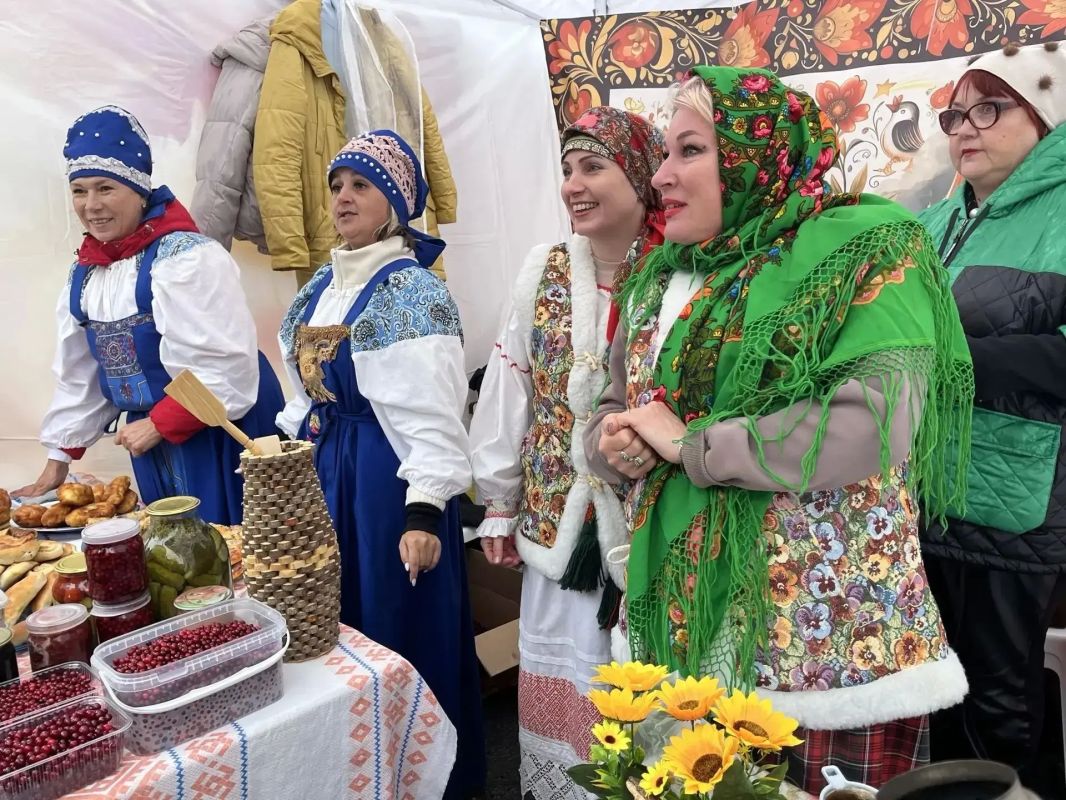 Под гармонь, с частушками Под гармонь, с частушками