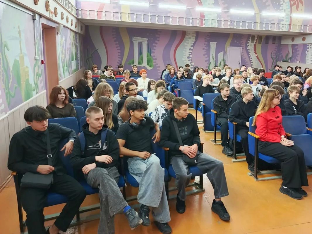 Сотрудники полиции и представители банка научили студентов распознавать мошенников Сотрудники полиции и представители банка научили студентов распознавать мошенников