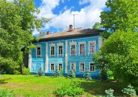 ДОМУ С БЕЛОСНЕЖНЫМИ НАЛИЧНИКАМИ В КОСТРОМСКОМ РАЙОНЕ ИЩУТ НОВОГО ХОЗЯИНА