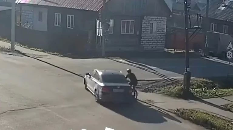ВЕЛОСИПЕДИСТ ПОПАЛ ПОД КОЛЕСА ИНОМАРКИ В КОСТРОМСКОМ РАЙЦЕНТРЕ