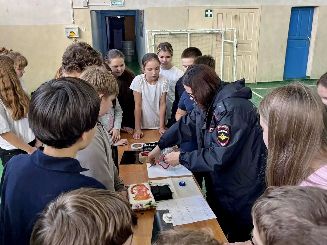 В Костроме полицейские провели профориентационное занятие для школьников В Костроме полицейские провели профориентационное занятие для школьников