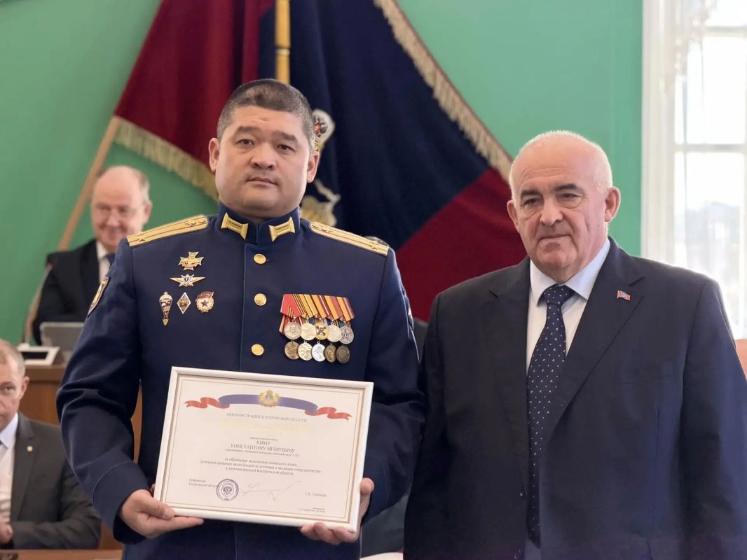 Губернатор Костромской области начал еженедельное совещание с награждения