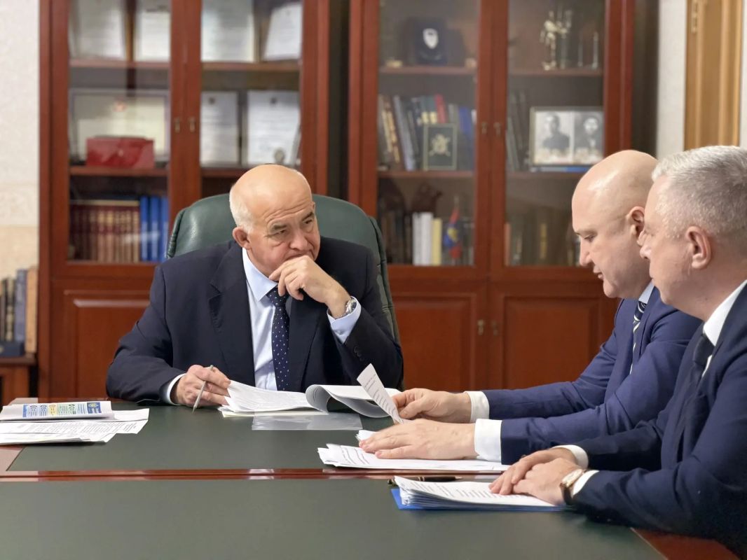 Сергей Ситников провел рабочую встречу с руководителем центрального управления Ростехнадзора Евгением Тюменцевым и его заместителем Дмитрием Пузановым Сергей Ситников провел рабочую встречу с руководителем центрального управления Ростехнадзора Евгением Тюменцевым и его заместителем Дмитрием Пузановым