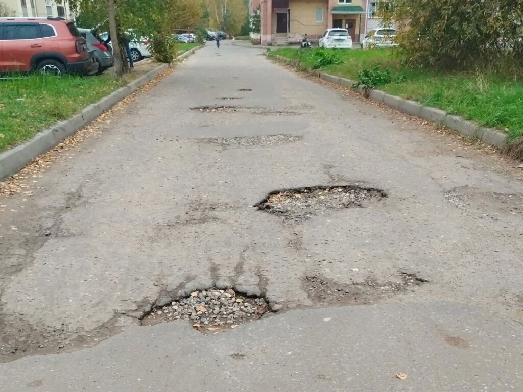 РАЗБИТУЮ ДОРОГУ НА УЛИЦЕ КОСТРОМСКОЙ ОБЕЩАЮТ ОТРЕМОНТИРОВАТЬ ДО КОНЦА ОКТЯБРЯ