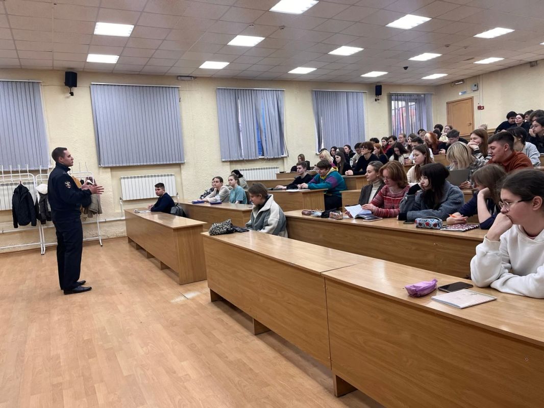 Костромские полицейские провели профориентационную встречу с первокурсниками Института гуманитарных наук и социальных технологий КГУ Костромские полицейские провели профориентационную встречу с первокурсниками Института гуманитарных наук и социальных технологий КГУ