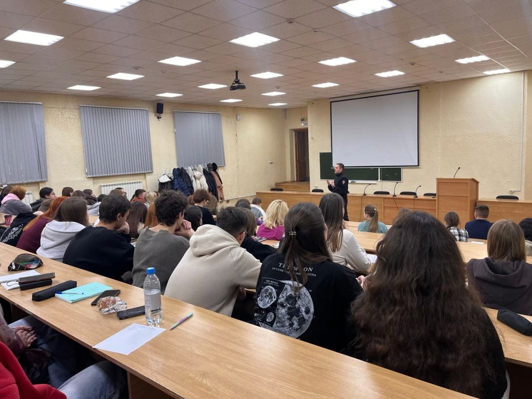 Костромские полицейские провели профориентационную встречу с первокурсниками Института гуманитарных наук и социальных технологий КГУ Костромские полицейские провели профориентационную встречу с первокурсниками Института гуманитарных наук и социальных технологий КГУ
